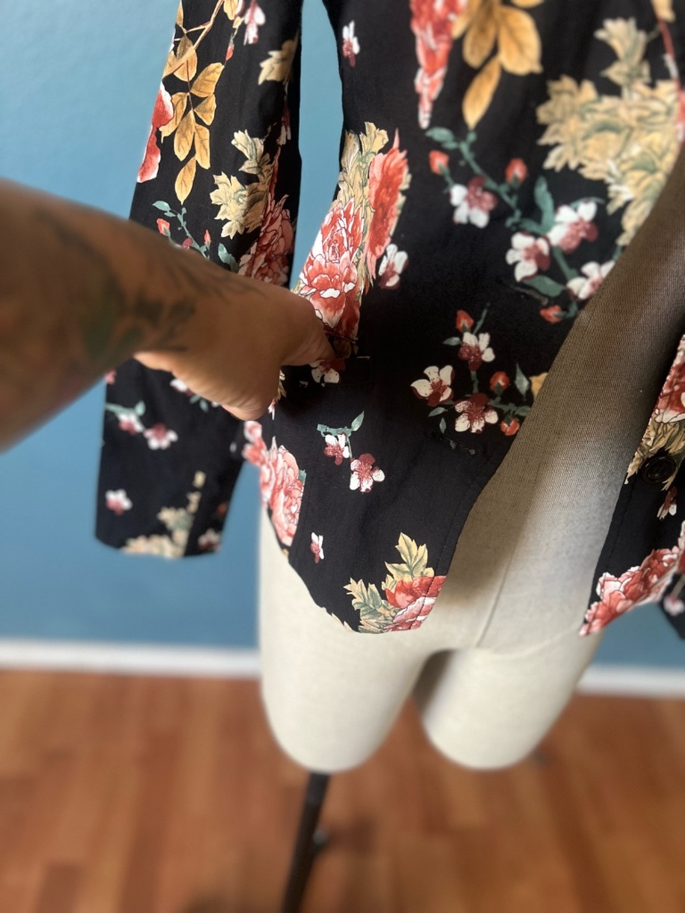 Women’s Fashion Nova Black Floral Ponte Blazer with a vintage Rose Print size M - Picture 4 of 7